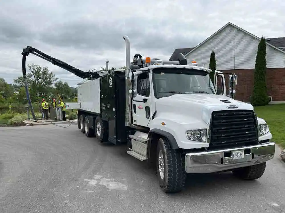 Equipment setup for the cleaning of a pumping station