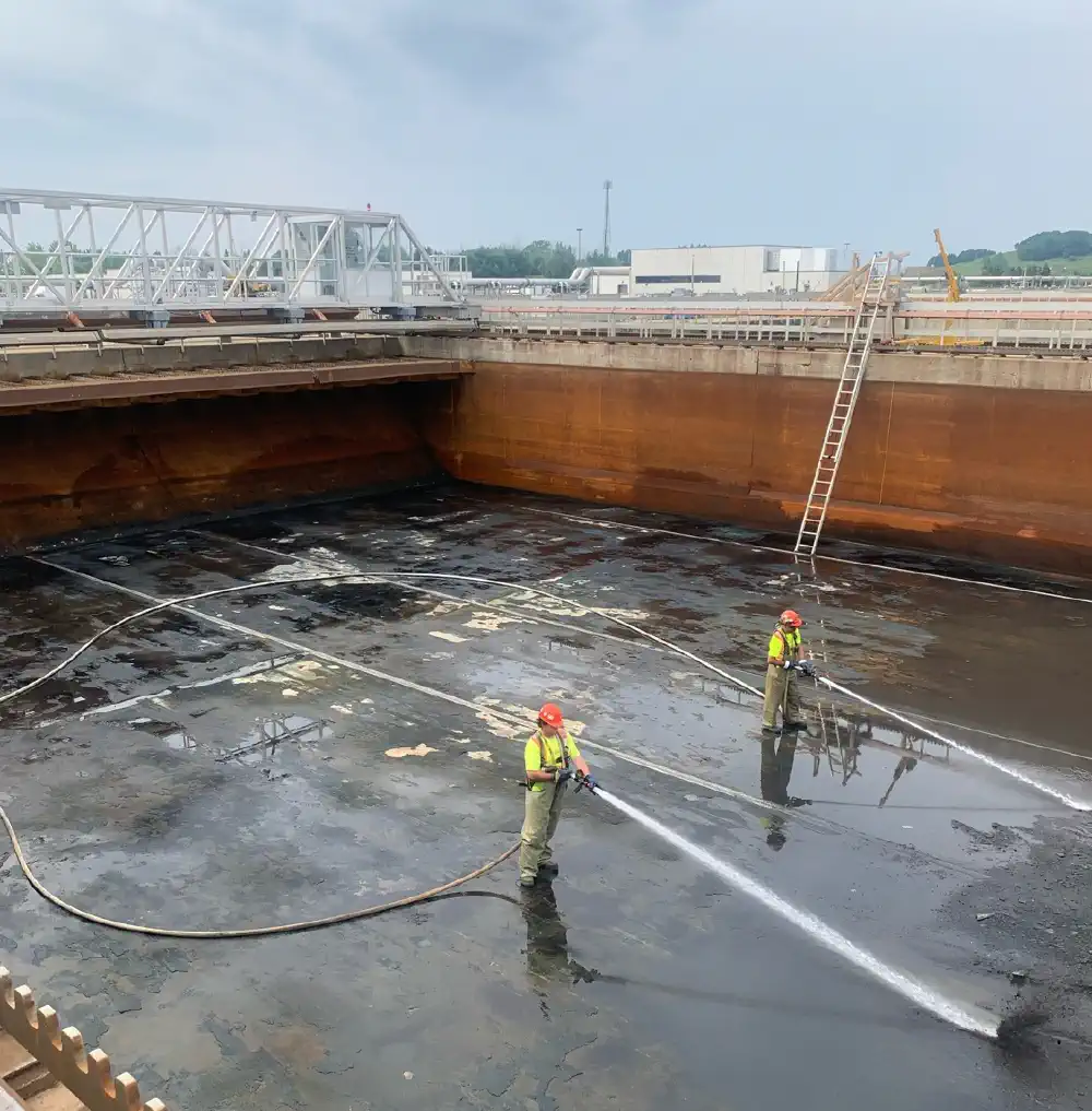Cleaning a clarifier tank
